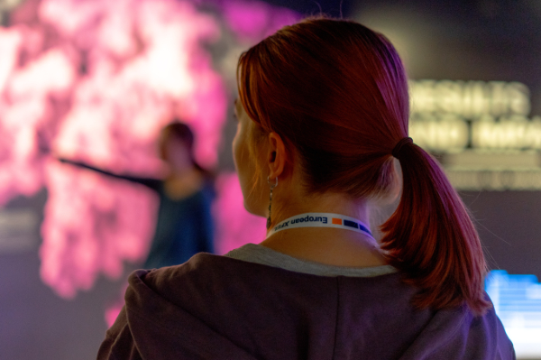 TourGuide in der interaktiven Ausstellung - Wissenschaft beim Lighthouse des European XFEL