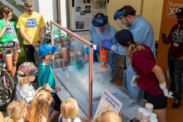 children watch scientists making liquid nitrogen icecream